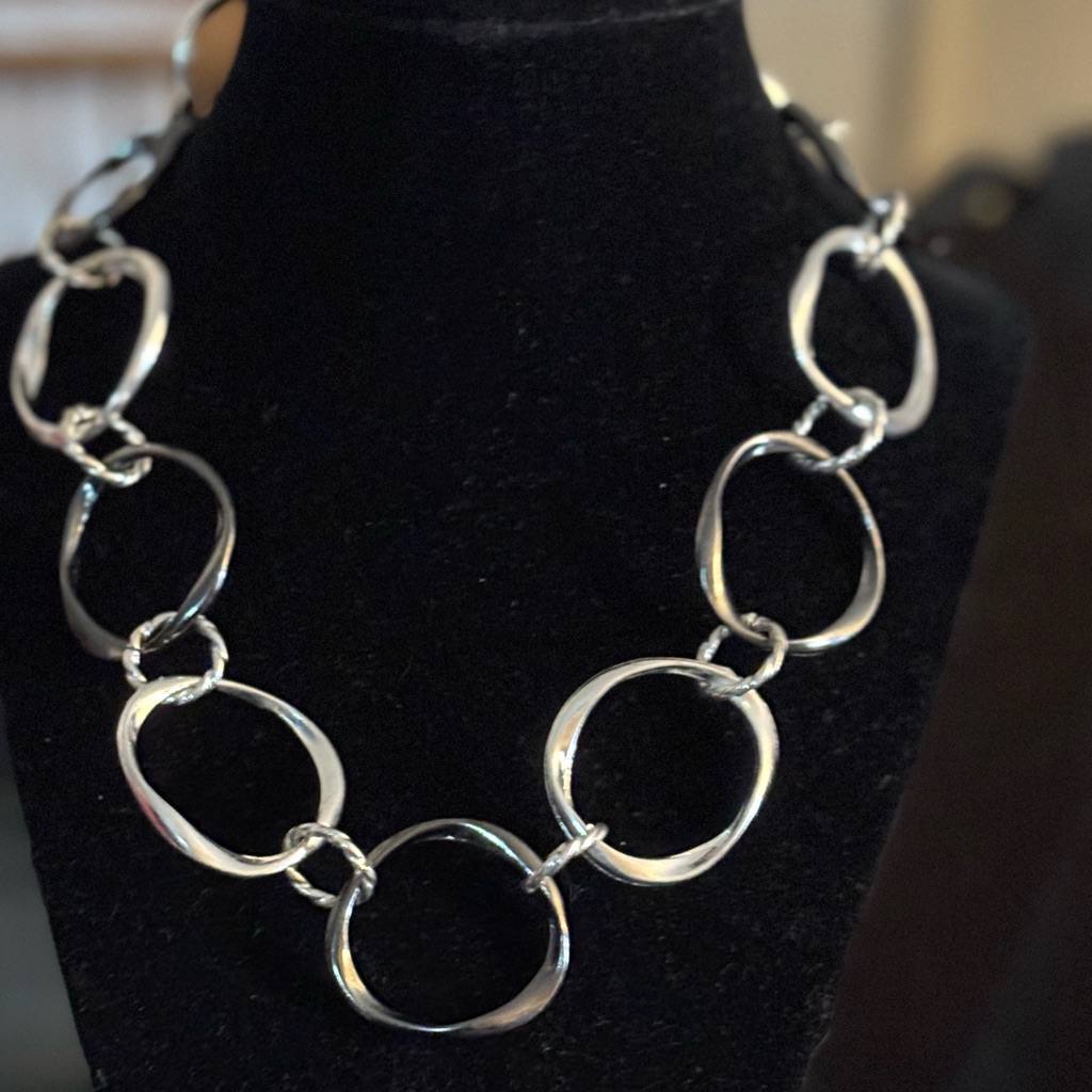 Silver Tone And Gunmetal Tone Necklace Unmarked Silver Tone And Gunmetal Tone Necklace Unmarked
